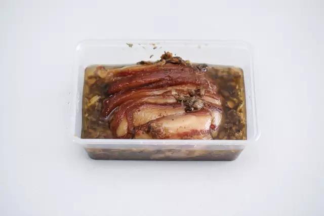 9g蛋黄 1个枧水 5g花生油 45g转化糖浆 130g中筋面粉 200g梅菜扣肉 1