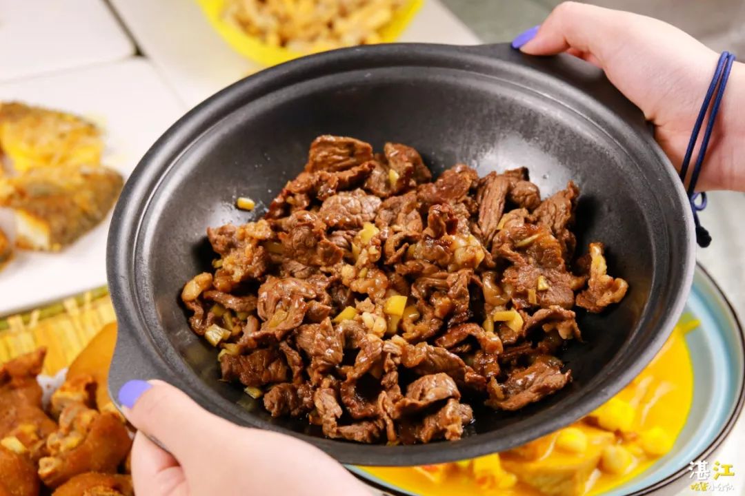 细腻水润的, 那些汁水填住鱼身上的刀沟, 深入丝丝鱼肉中, 姜汁焗牛肉