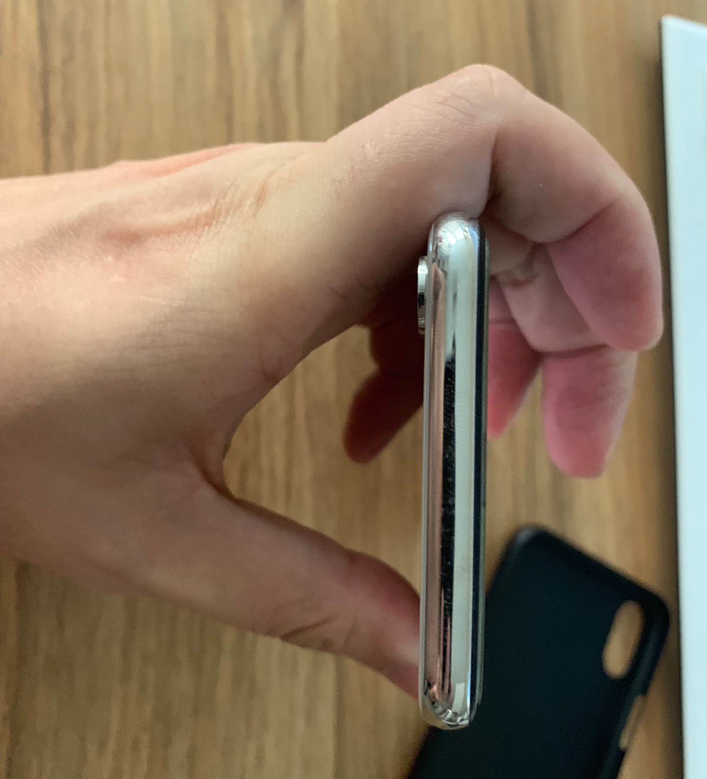 按键边框也是,没有发现哪里不正常这是一台银色的iphonex,从手机背面