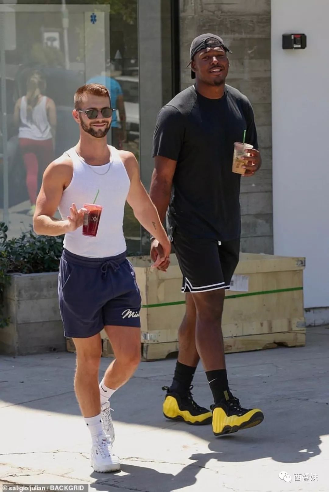 美国现役职业橄榄球运动员携模特男友浪漫出柜黑白配太有爱了