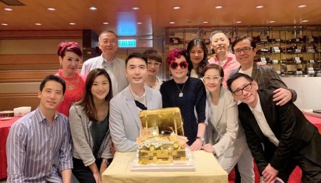 60岁唐鹤德参加莫文蔚妈妈生日宴,紧紧拥老友,网友:还是那么帅