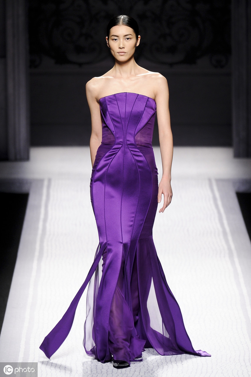 1/ 8 中国名模刘雯在t台上秀出自己的风采,相当迷人(图片来自 ic