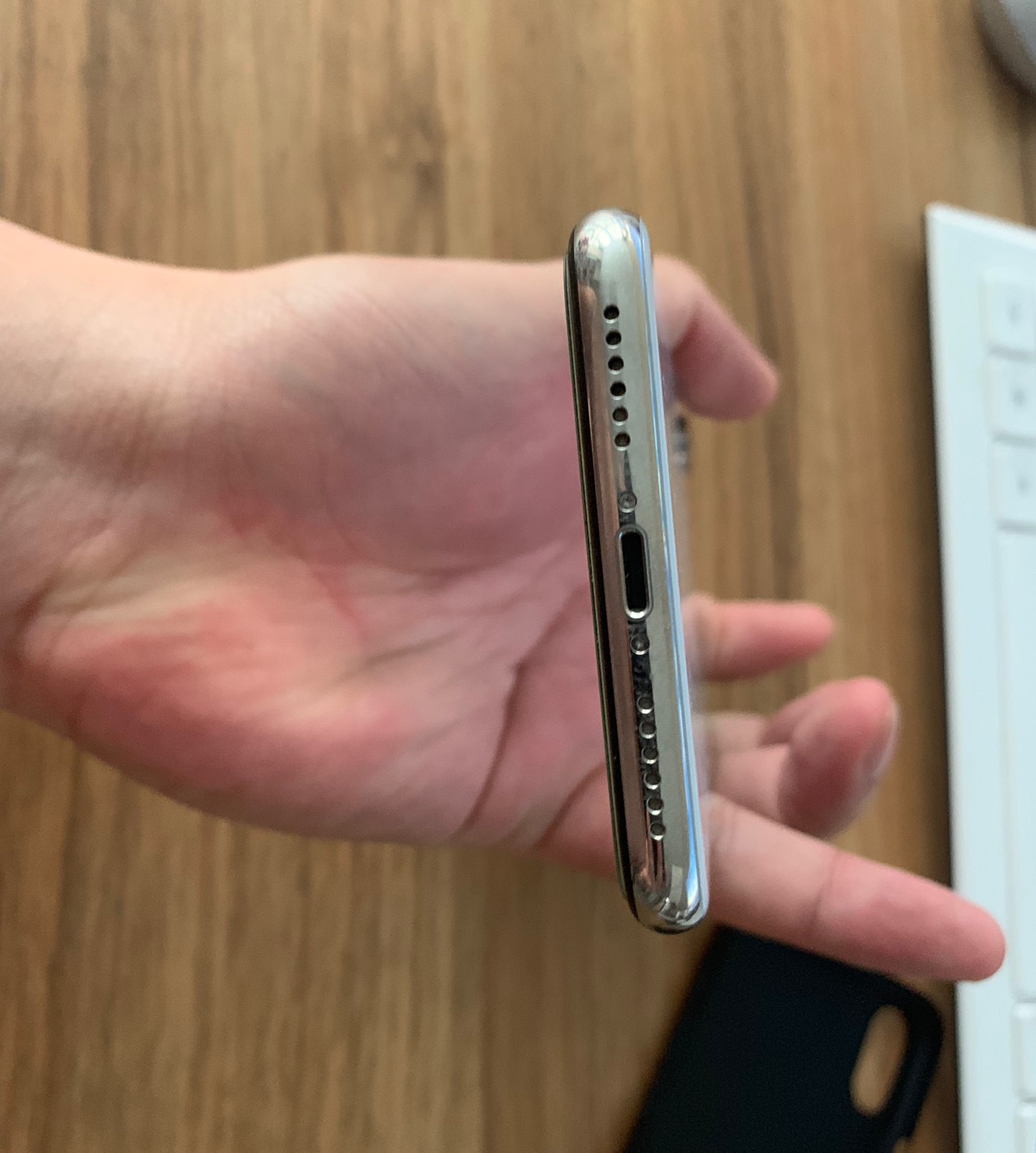 按键边框也是,没有发现哪里不正常这是一台银色的iphonex,从手机背面