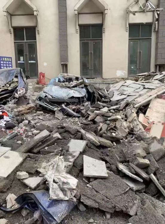 【头条】花果园一连廊垮塌,11辆车被砸!