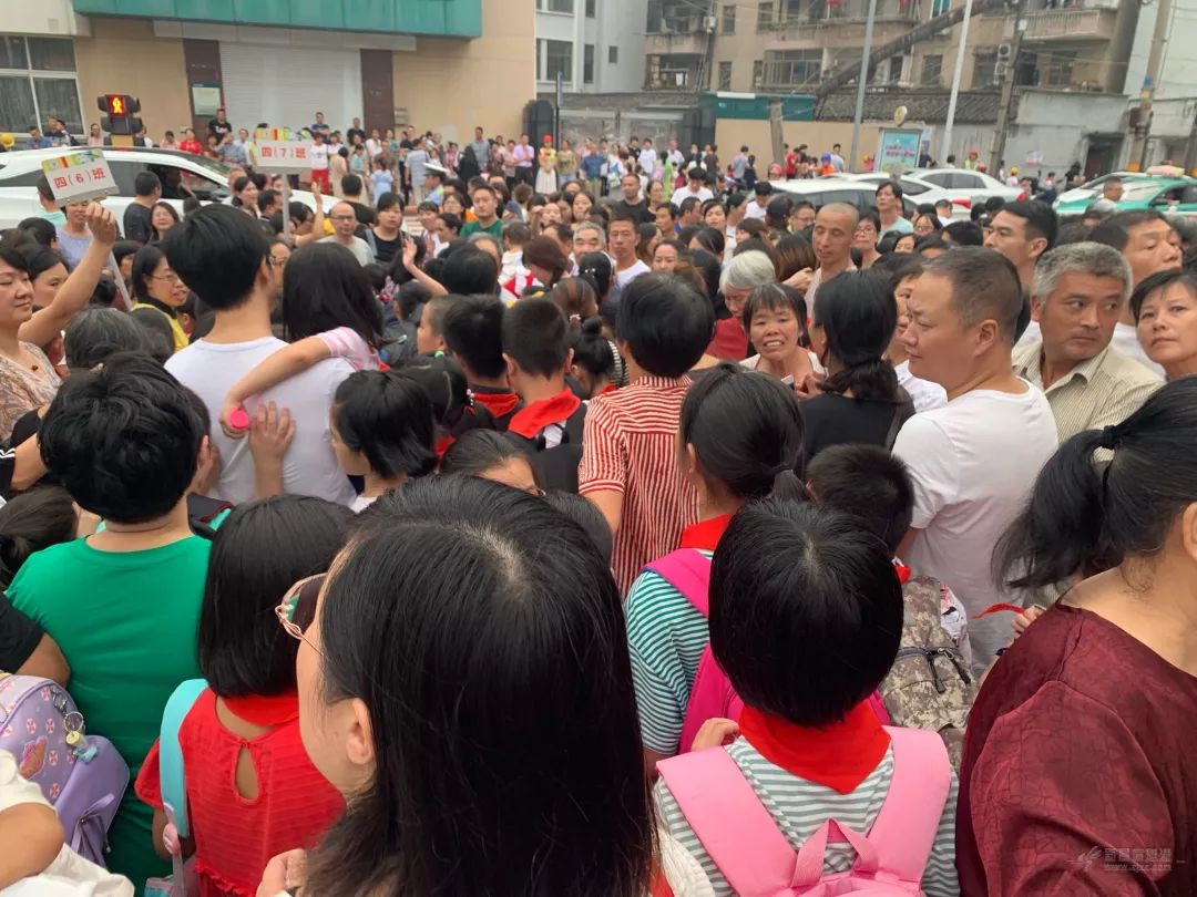 场面壮观新昌家长一窝蜂接小孩校门口人头攒动