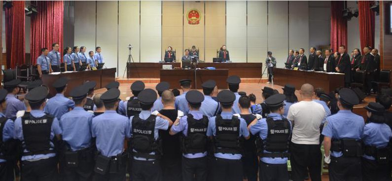 法庭上,辩护人及被告人亲属,社会各界群众50余人在大理中院参加了案件