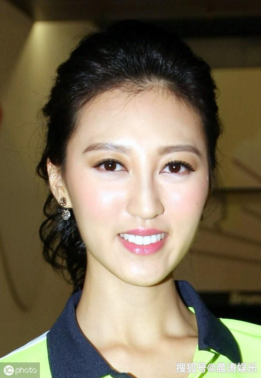 但是陈耀章身价200亿的同时,比前夫更老,这也是何艳娟的又一段"爷孙恋