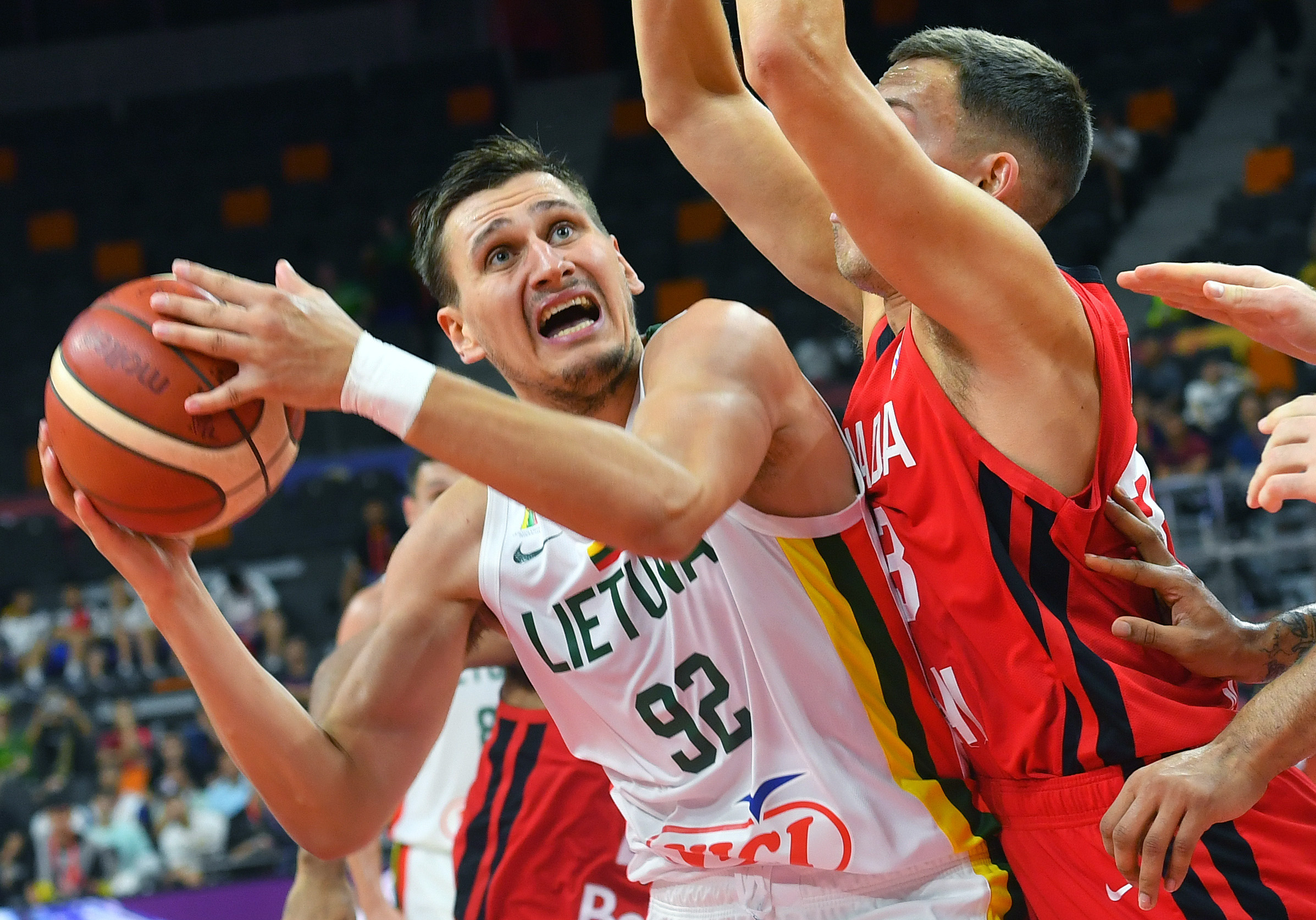 篮球小组赛立陶宛队迎战加拿大队