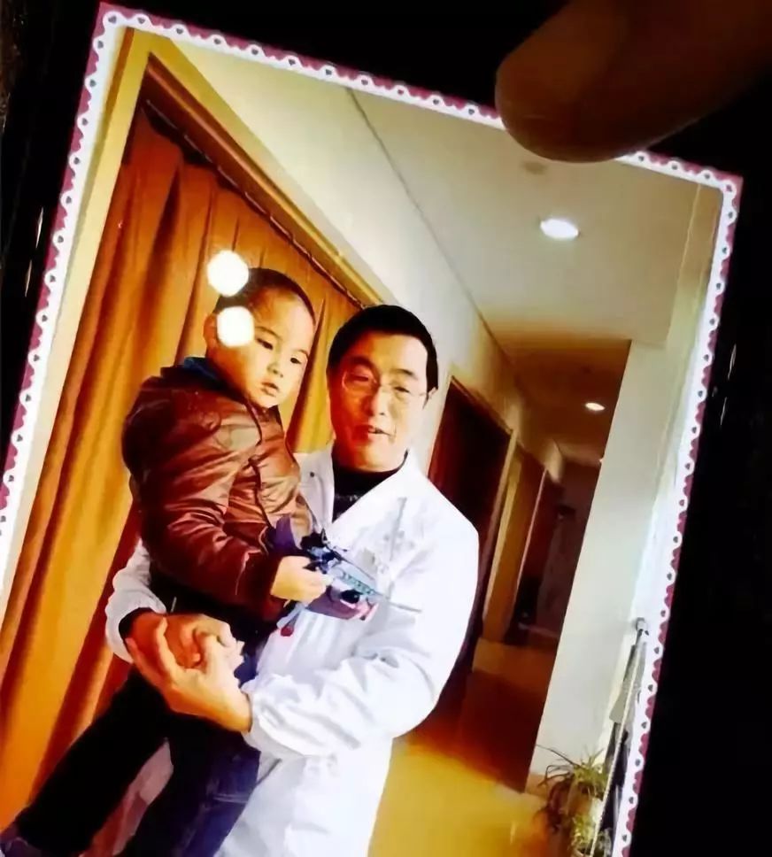 年近60岁的博士生导师,跳起了"尬舞"._邓学东