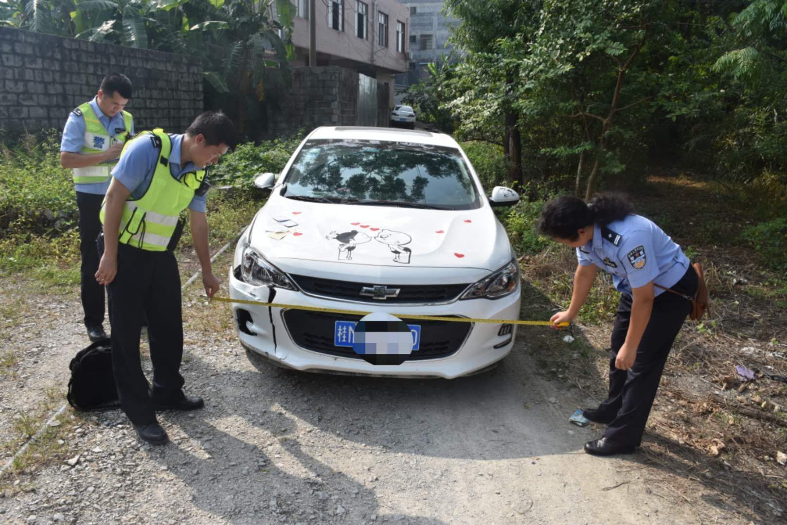 值班民警立即前往事故现场调查取证,民警到现场后经都安县人民医院