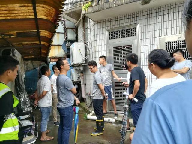 水务设施管理所所长林汉雄现场研究化粪池整治事项.