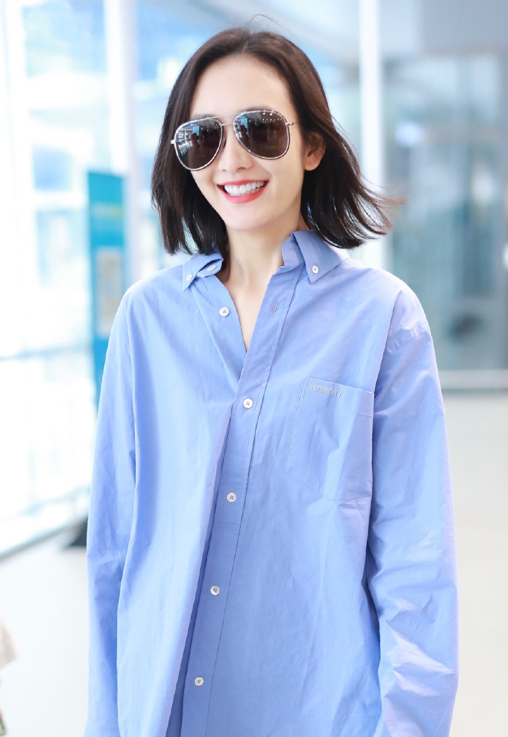 王鸥最新机场私服，蓝色衬衫搭配黑裤子，展现纤细身材显大方气质