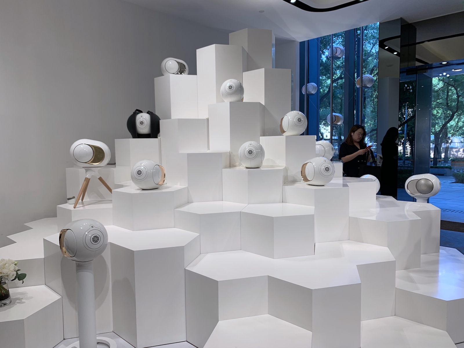 帝瓦雷在三里屯开了家店,最便宜的音箱也能顶四个 homepod