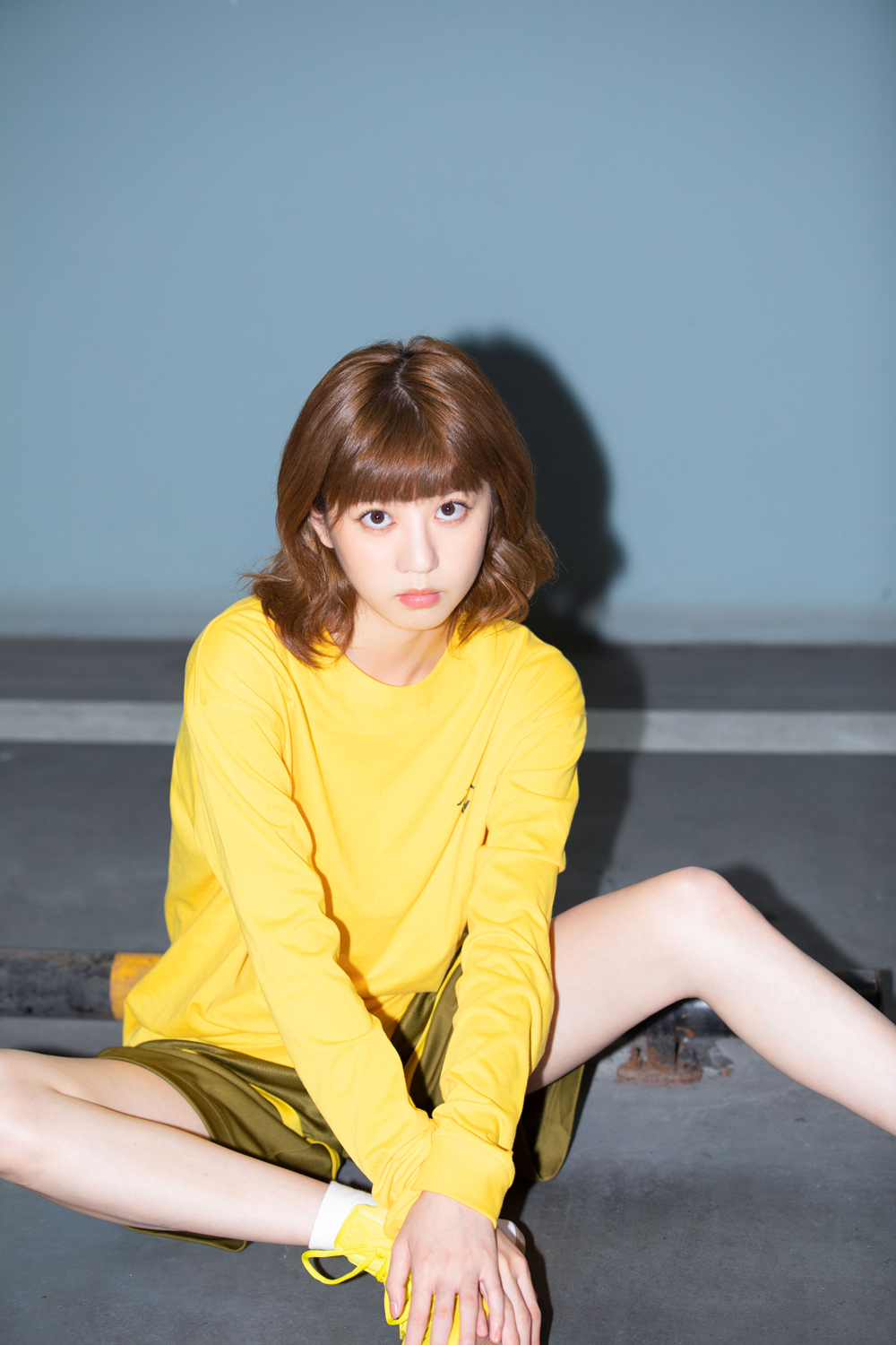 李凯馨运动写真色彩明快 造型时髦活力满分