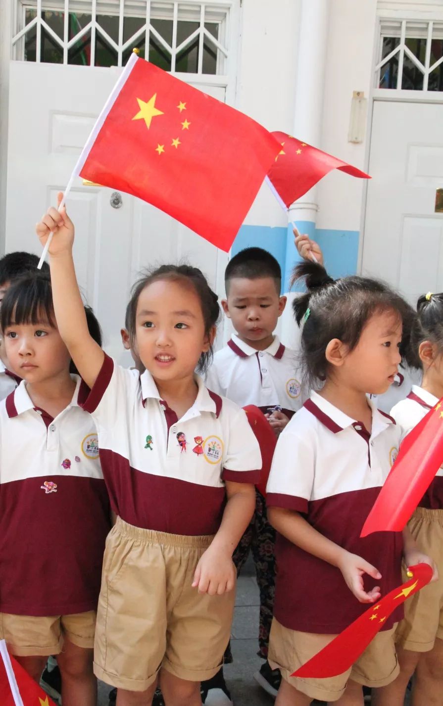 向着国旗敬礼 敬个礼小朋友们爱祖国天天升在朝霞里国旗国旗我爱你