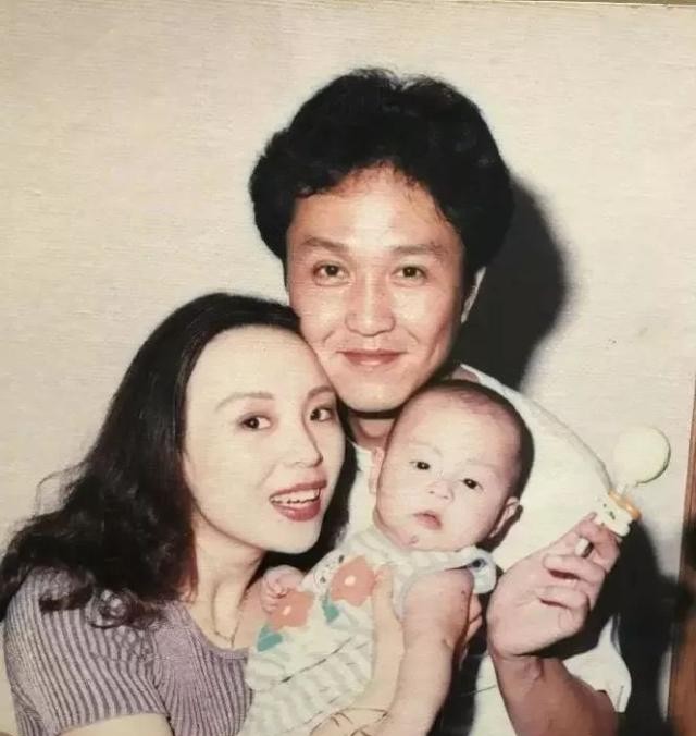 47年默默无闻 一夜成名后仍甘做"宠妻狂魔"_吴刚一