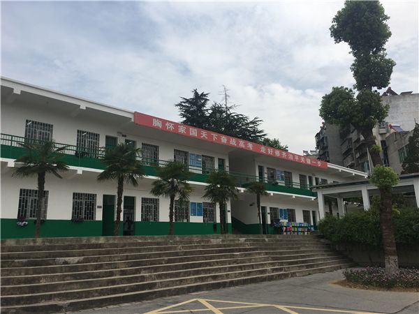 争创省级示范学校以来,丹江口市一中以更新观念,树立正确的质量观和