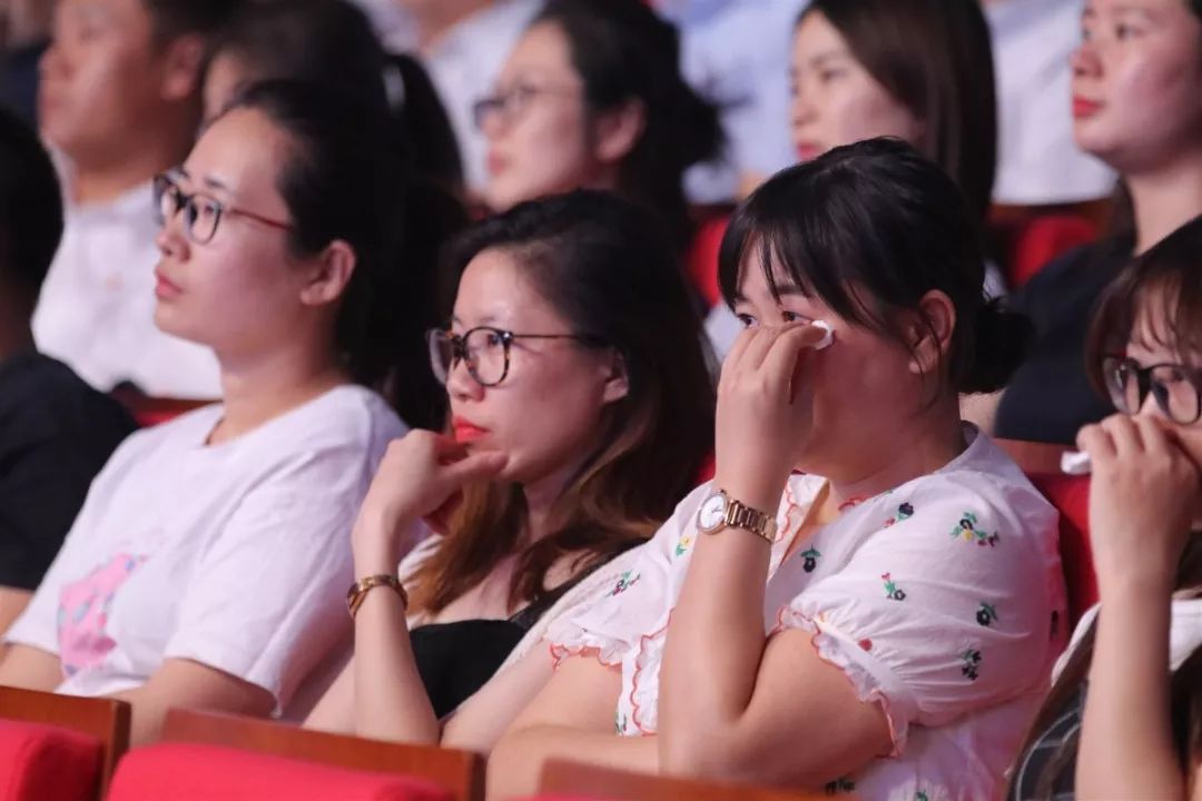 "时代新人说"何以感动观众_演讲