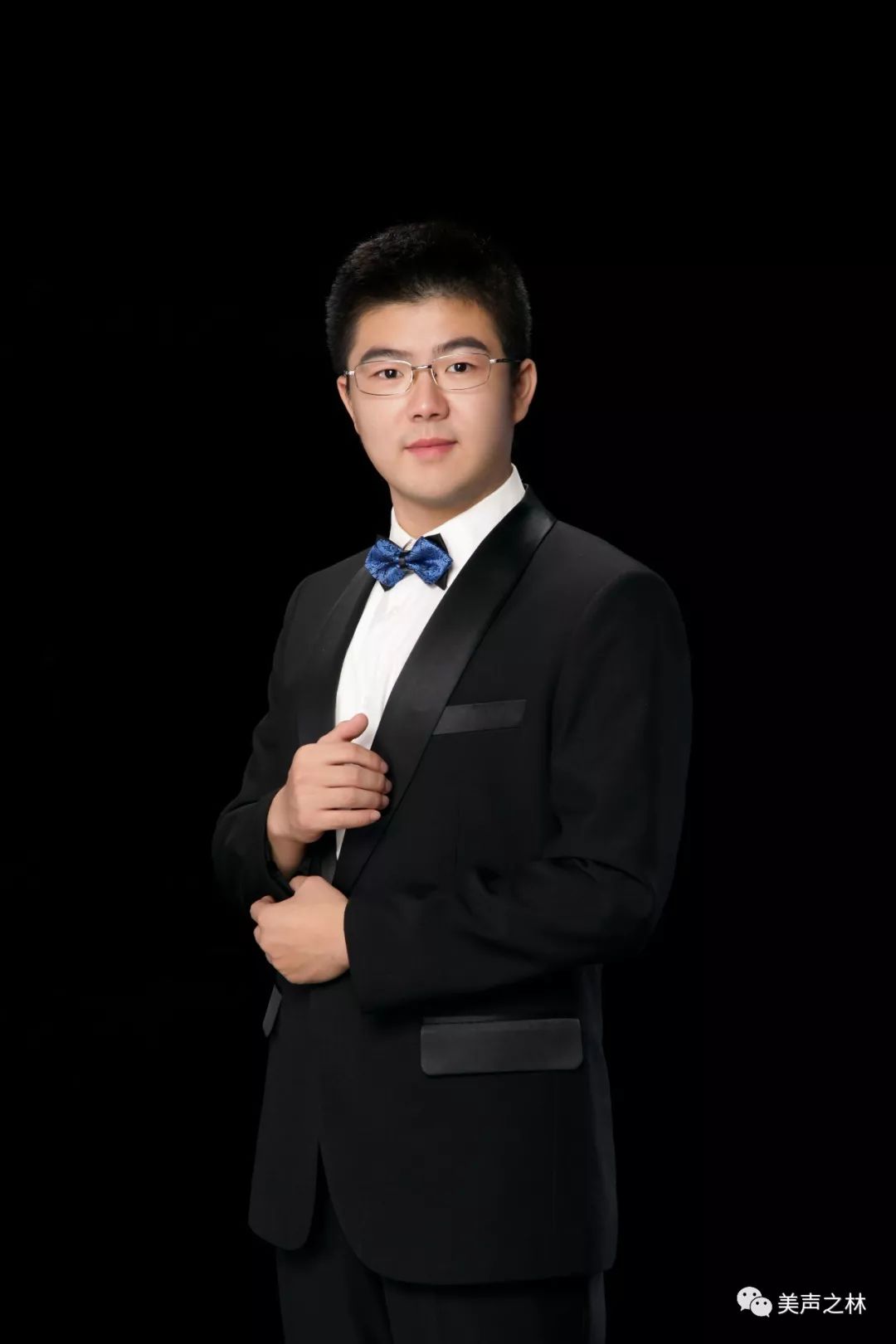 后黎英海改编,在其单乐段的基础上将曲式结构扩大为再现的三段式,中间