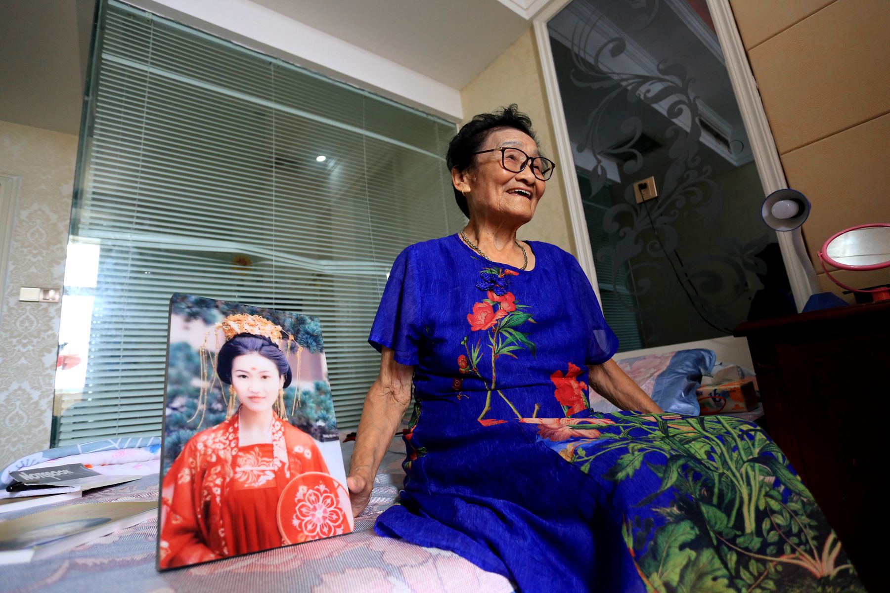 为这个"90"后的老太太喝彩_张玉英