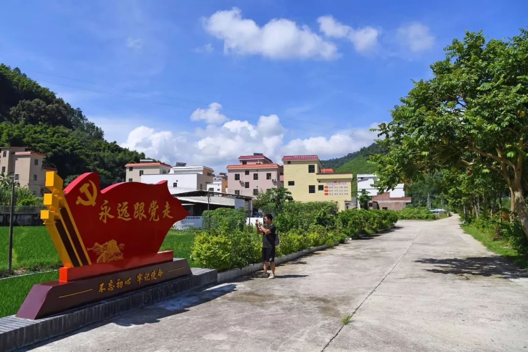 云浮市南盛镇滑石村,干净整洁的水泥环村道路两旁错落有致地分布着