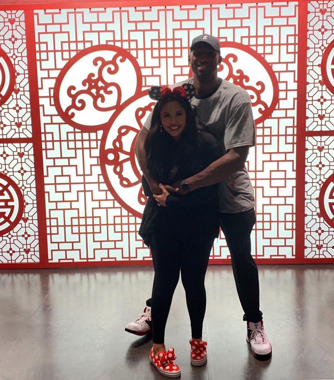 科比爱妻瓦妮莎撒狗粮举家去迪士尼游玩唠嗑紧搂瓦嫂女儿们旁观