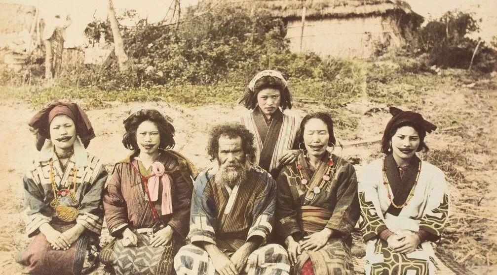 日本阿伊努人神秘的半月形微笑