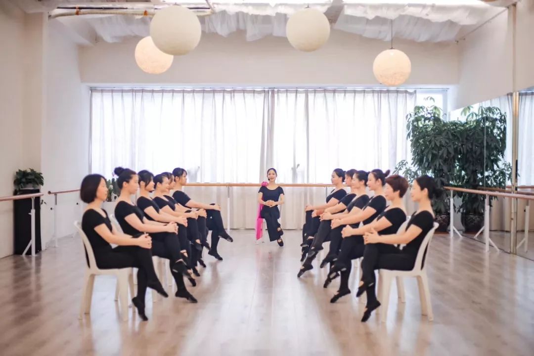 公益课堂】女性之美优雅绽放——2019秋季成人形体训练班招生啦~_礼仪