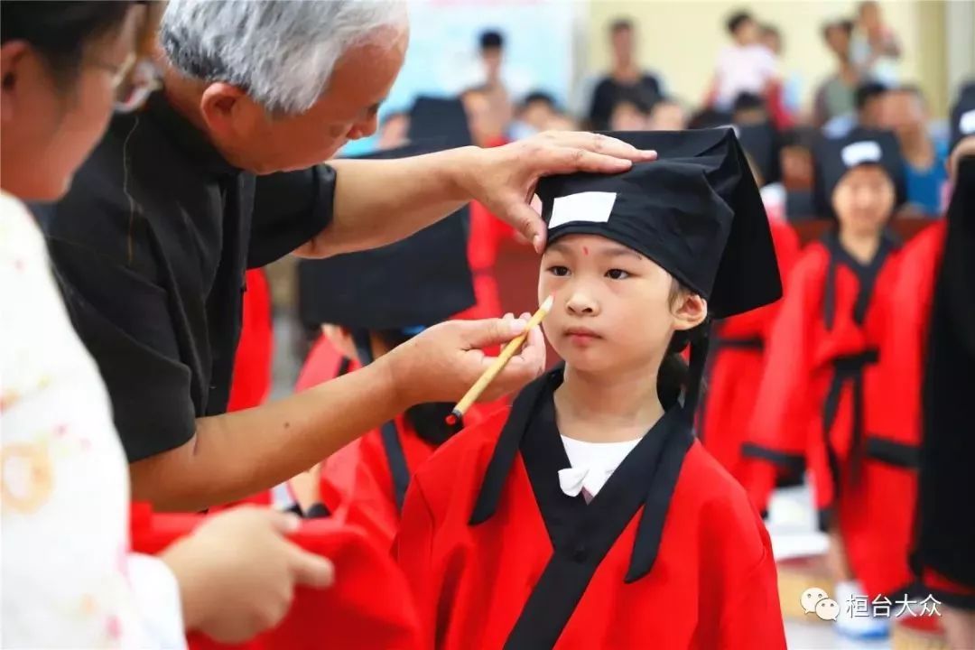 淄博市228个新时代文明实践站为新生举办入学升学礼仪式