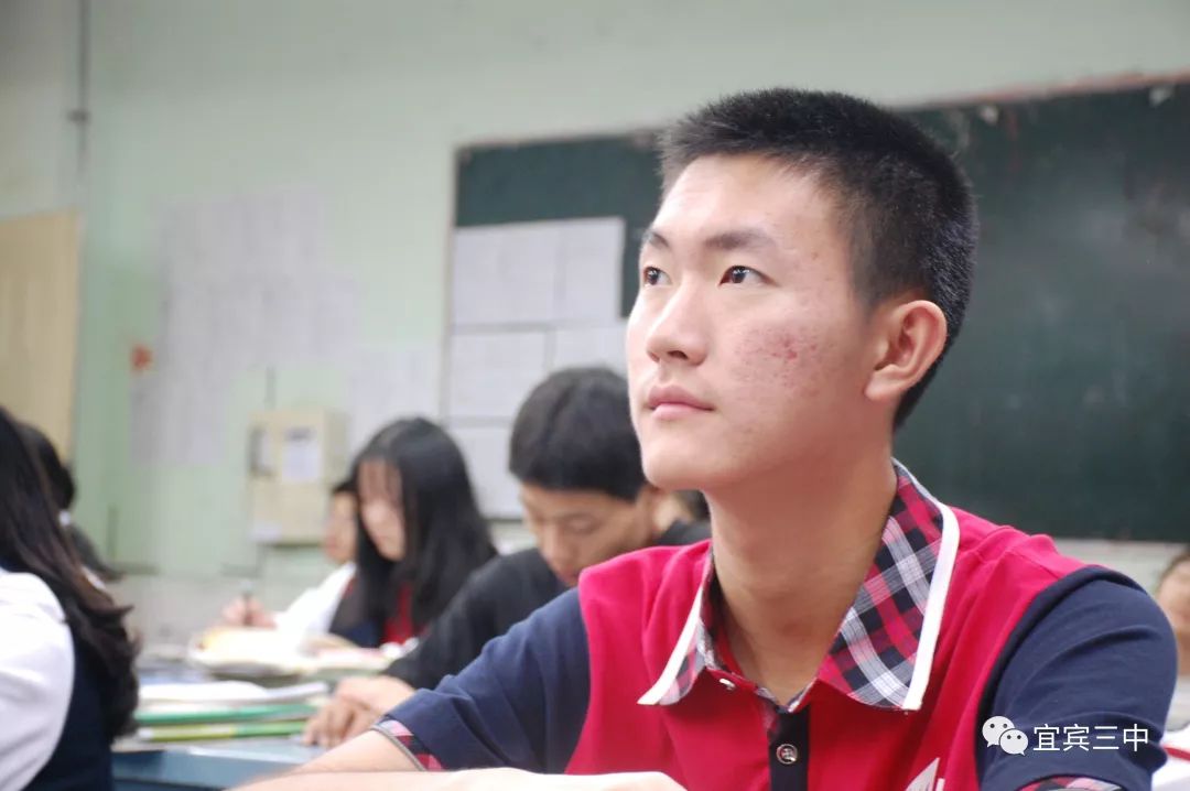 67用奋斗为青春着色做有家国情怀青年宜宾三中召开2019年秋期开学