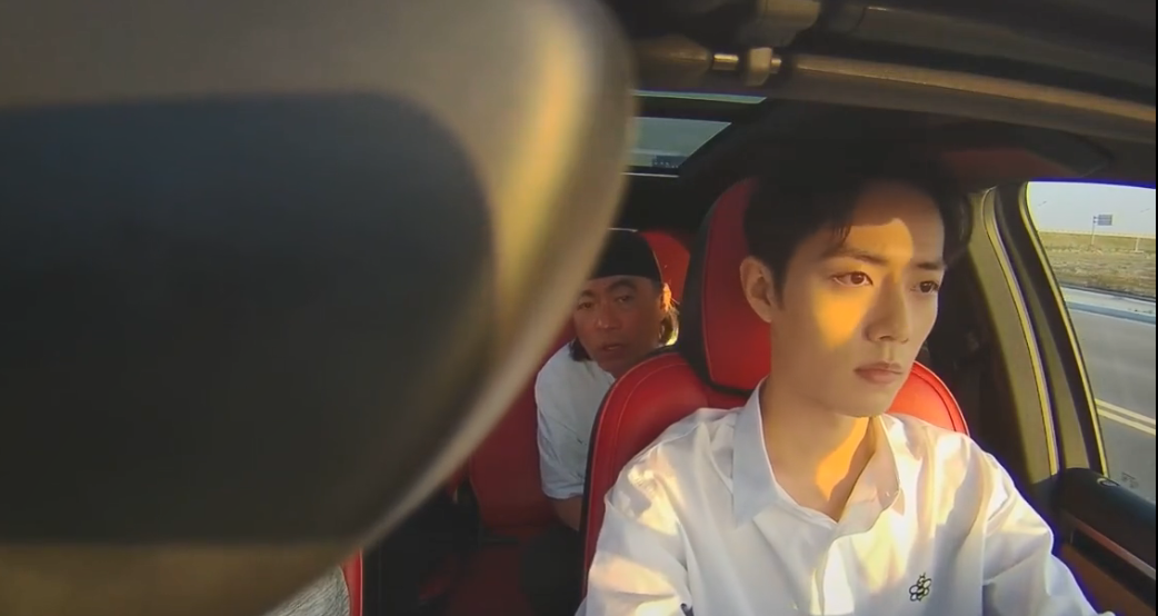 不过开车技术有点菜的兔子肖战还是很可爱的,相信见到坐在车里的肖战