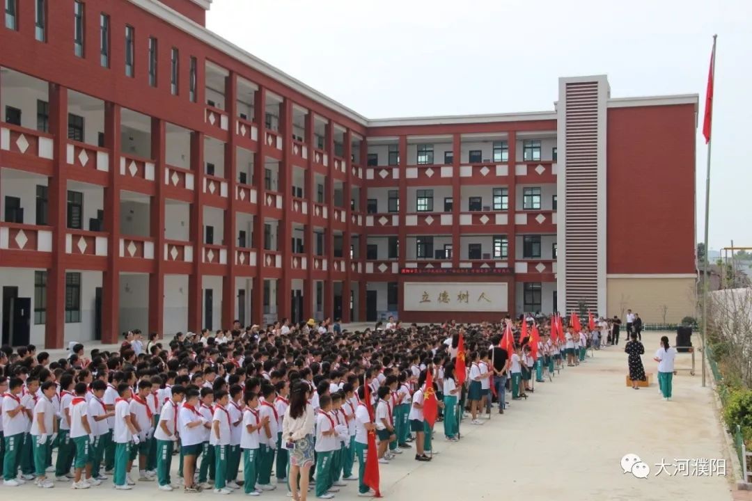 铭记历史开创未来濮阳市昆吾小学戚城校区举行新学期升旗仪式暨开学