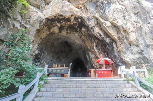 药王洞是茱萸峰上很有名的景点之一,这里据说是唐代药王孙思邈采药