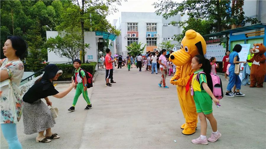 钟村第二小学三个班新生,看升旗礼齐上安全教育课奥园学校区铭均校长