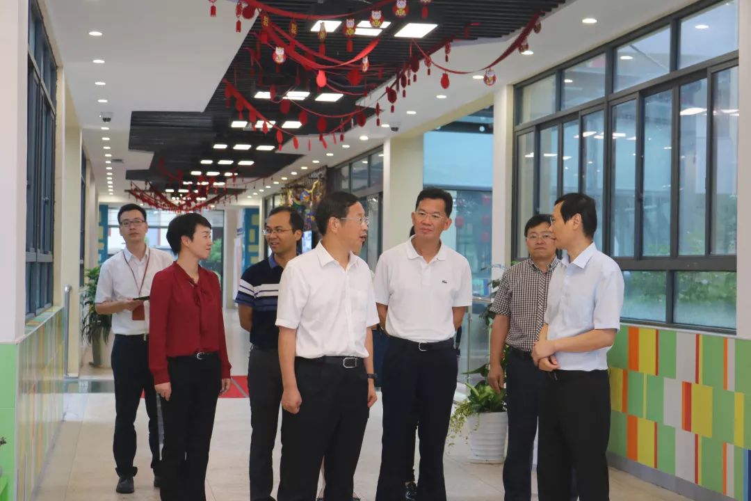 领导视察巧助力学校特色稳推进
