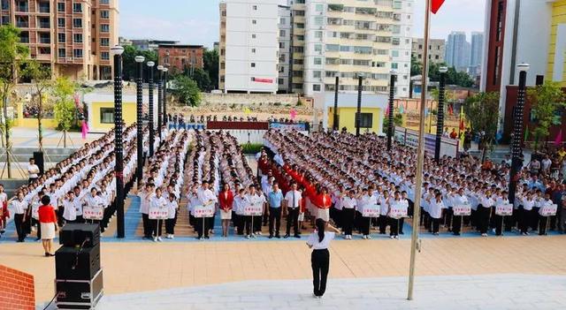 树立少年志,托起"中国梦"——兴宁二中2019年秋季学期开学第一课