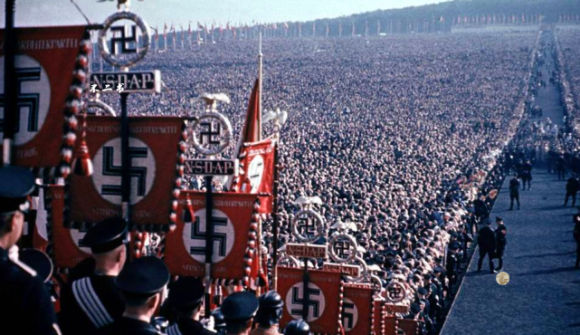 照片拍摄于1939年,希特勒在50岁生日庆典中阅兵,他穿着纳粹军装,站在