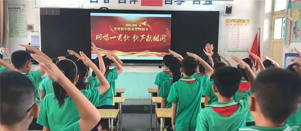 开学第一天,泰安中小学生升国旗唱国歌!你家娃也在!