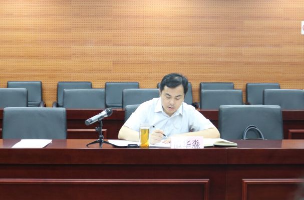 在听取建设局专题汇报后,施华淼指出:建设局在两区整合,任务繁重,要素