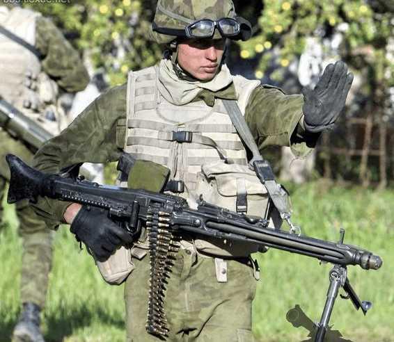 在非洲维和的我国战士闲暇之余拿着mg3机枪摆pose拍照