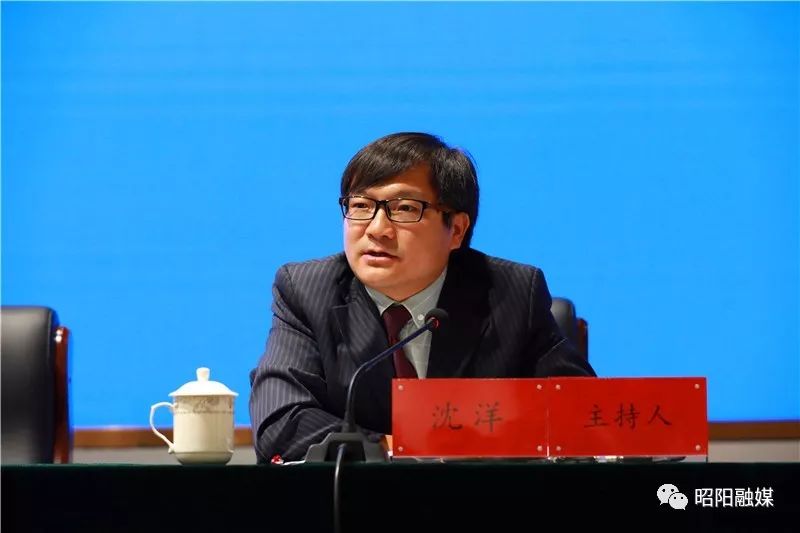 新闻发布会联合发布人周祥就今年昭通苹果展销会的核心内容构成答记者