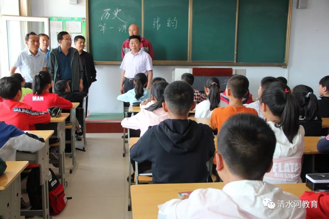 今日上午,清水河县教育局局长孙盛检查学校开学情况!
