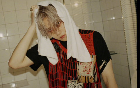 预告照更摄人魂魄,在预告中伯贤的发色是银色.