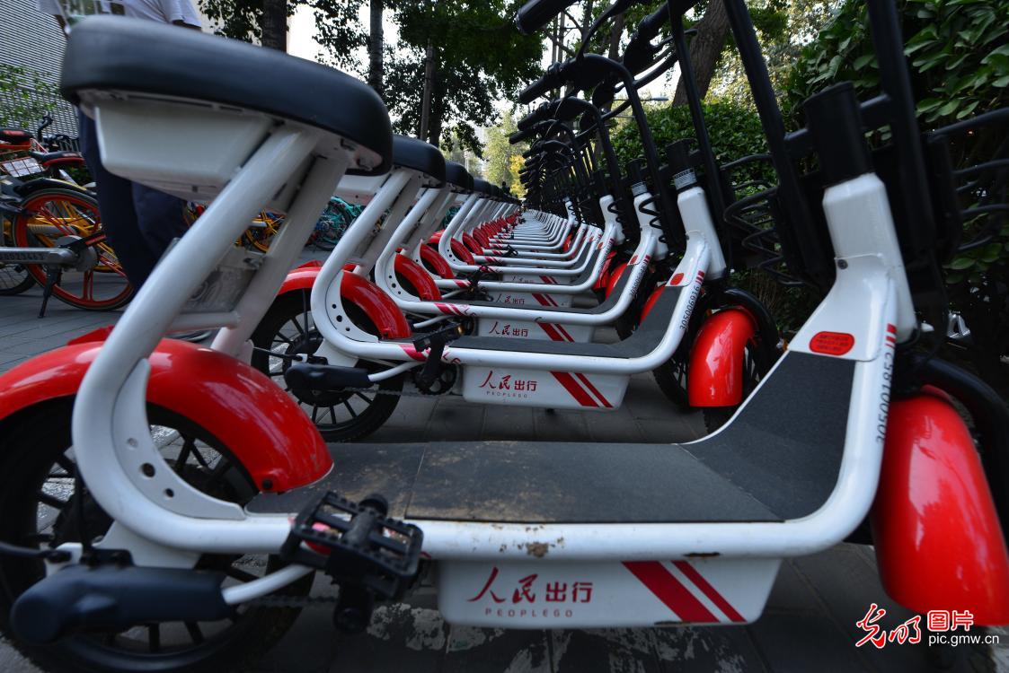 为有效解决10公里以内的公务出行难题,首批"人民出行"公务电动车在