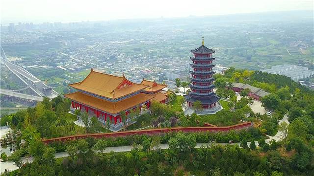 近两天我市天气晴朗,天蓝地青,阳光明媚,我市象山森林公园在这多彩的