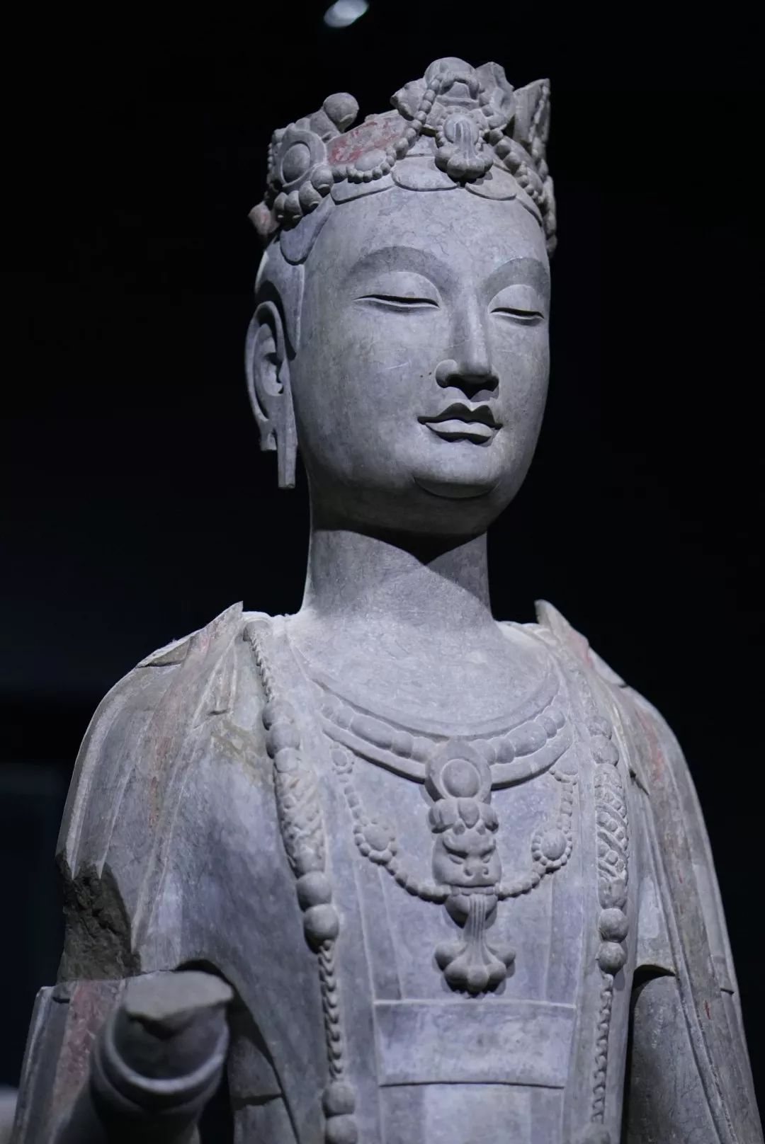 青州风格一类是造像样式是针对佛像,菩萨躯体造造型,而造像形式则侧重