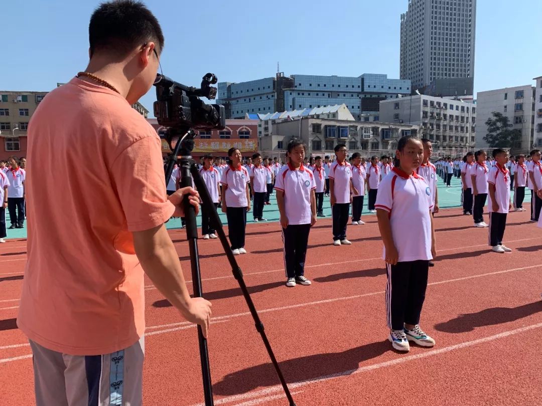 新学期伊始,海城四中操场上,身着整齐新校服的同学们勃发英姿,精神