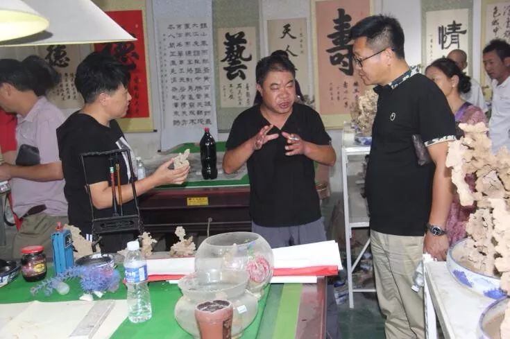 快讯梵净山龙泉禅寺住持释妙空考察朱仙镇渠世营砂浆石盆景展览馆