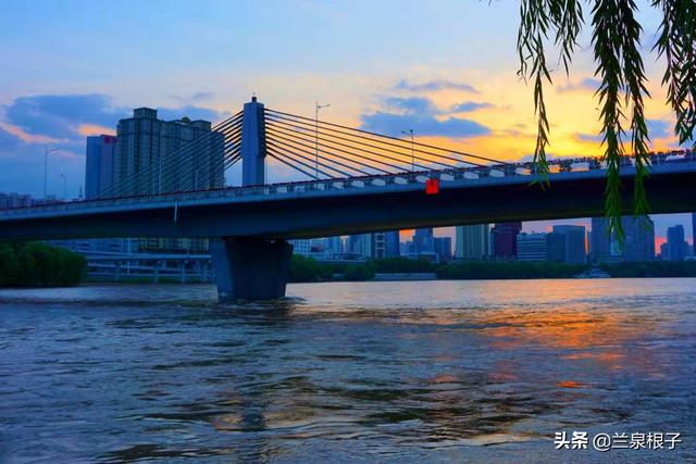 走进傍晚美丽的黄河之滨小西湖大桥