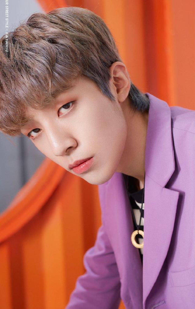 unine夏瀚宇,撞衫火箭少女sunnee,一件西装两种风格,谁更有范